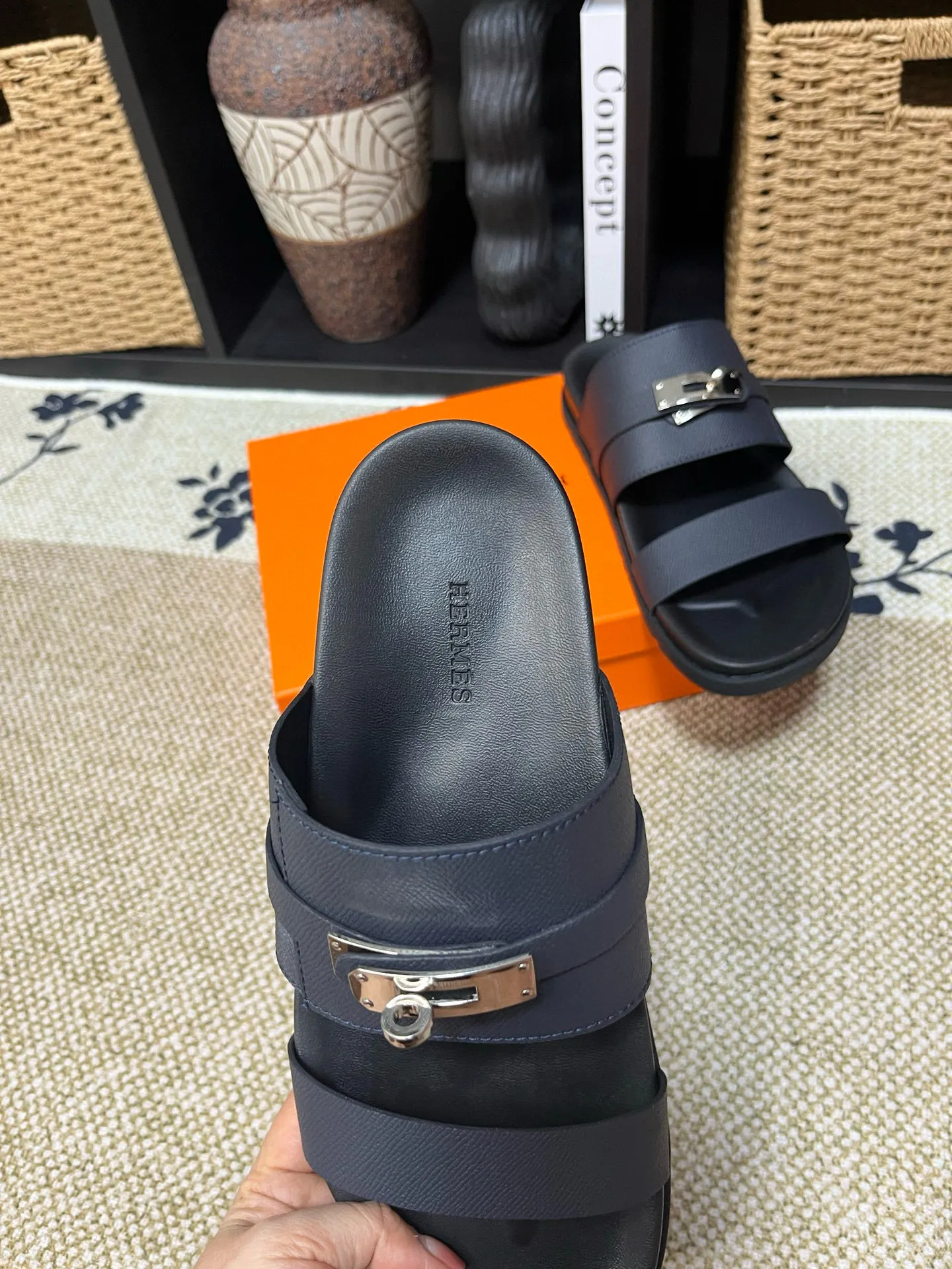P300 Long-term stock Hermes men’s Kazimir slippers for couples - top quality woven calfskin functional sandals with intertwined uppers inspired by the “H” iconic pattern to create a casual look, perfect for summer. Imported cowhide + cowhide lining + TUP outsole Size: 35-46